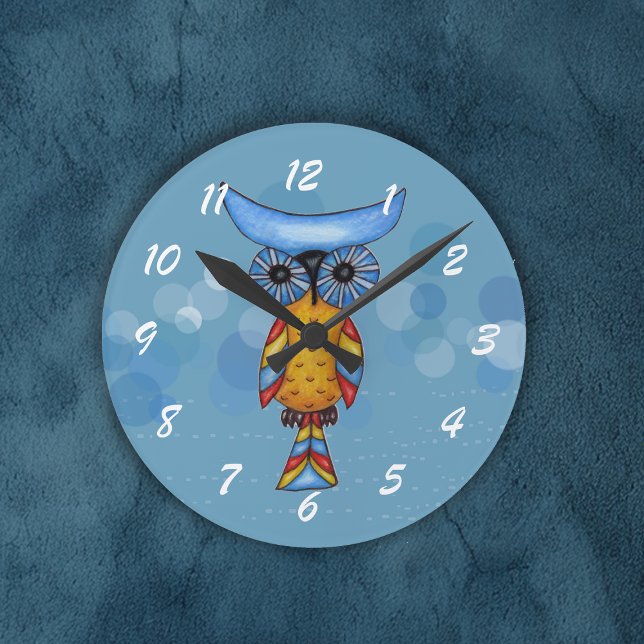 Nyckfull färgrik fantasiuggla rund klocka (Fantasy colourful owl blue eyes on round wall clock.)