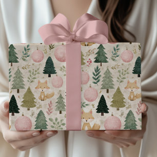 Nyckfull julgran med vinterräv pastell färger presentpapper