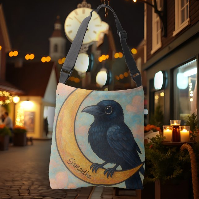 Nyckfull Korp Halvmåne Söt Rustik Folkkonst Axelväska (Whimsical raven on a crescent moon crossbody bag, rustic painterly folk art charm.)