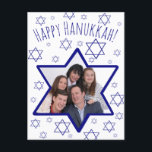 Nyckfull lycklig Hanukkah för davidsstjärnafotoram Helg Vykort<br><div class="desc">Denna roliga vykort är en underbar långt som önskar din vänner och familj en lyckliga Hanukkah. Presenterar en nyckfull design med en davidsstjärnafotoram var du kan upload din bild på en vitbakgrund spridd med lilla stjärnor av David som liknar snöflingor. Stilsorten är en skriftlig stil för räcka som ger kortet...</div>