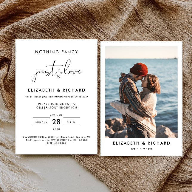 Nyckfull Skrift Inget Tjafs Bara Kärlek Bröllop Inbjudningar (Whimsical script wedding invitation shares your “nothing fancy just love” story with warmth.)