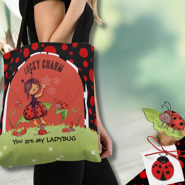 Nyckfull Trädgårdsdam "Turbringande Talisman" Kaff Tygkasse (Whimsical Ladybug Garden Lucky Charm Wrap-Around Tote Bag)