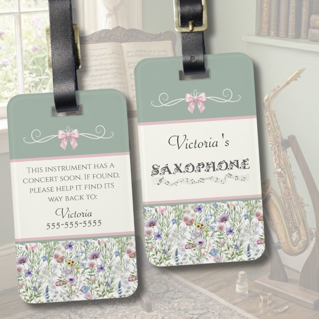 Nyckfull Vildblomma Saxofon Instrument Fodral Märk Bagagebricka (Front and Back View of a Personalized Saxophone Case Tag in a Music Room)