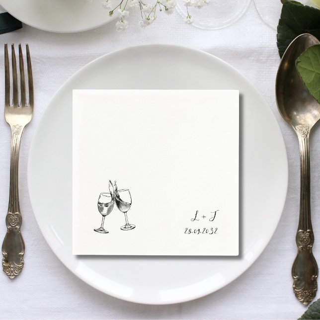 Nyckfulla Vinglas Cocktail Initialer Bröllop Pappersservett (Elegant wine glasses cocktail initials wedding napkins add playful personalized charm to receptions)