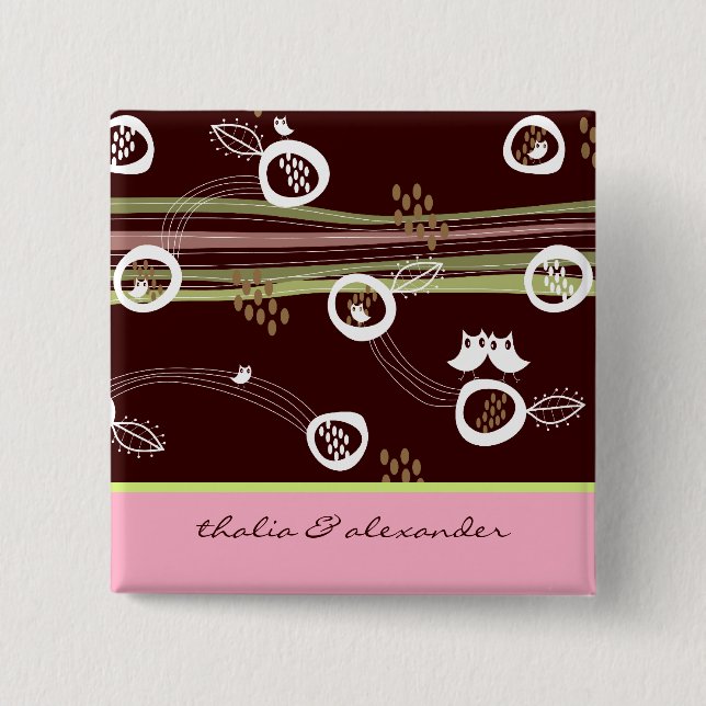 Nyckfullt bröllop för skogsmarkugglafamiljen knapp (Framsida)