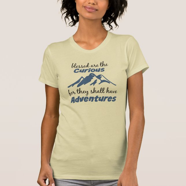 Nyfiken Adventurer Funny Tee Shirt (Framsida)