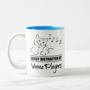 Nyfiken Cat Easily Distrated by Veena Players Två-Tonad Mugg