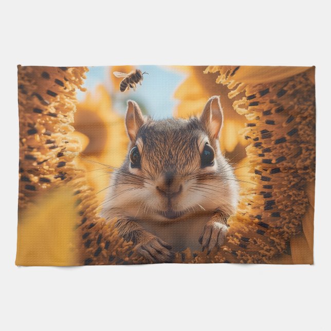 Nyfiken Chipmunk Peeking through Eaten Solros Kökshandduk (Horisontell)