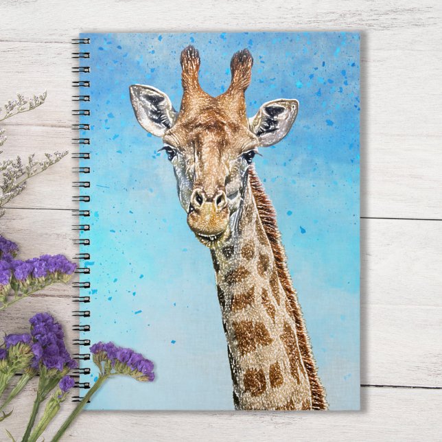 Nyfiken giraffe med blå konfetti Himmel Anteckningsbok (Sky Blue Notebook with Smiling Giraffe on Tabletop with purple flowers)
