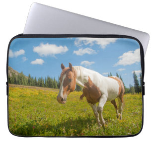 Nyfiken häst på en alpin äng sommar laptop fodral