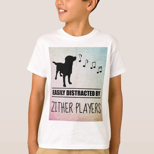 Nyfiken Hund som enkelt visas av Zither-spelare T Shirt (Framsida)