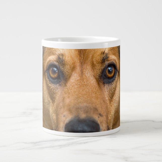 Nyfiken Hund som tittar Jumbo Mugg (Framsidan)