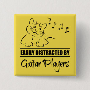 Nyfiken katt lätt uppdelad av gitarspelare knapp