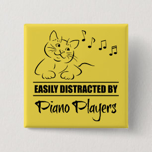 Nyfiken katt lätt uppdelad av pianospelare knapp