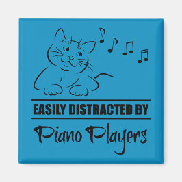 Nyfiken katt lätt uppdelad av pianospelare magnet