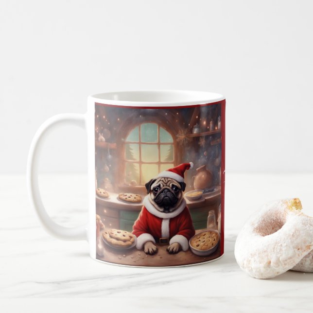 Nyfiken Mops i en Tomte Kostym bakar kakor Kaffemugg (Med munk)