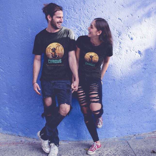 Nyfikna pirat-kattdecifer från gamla mystiker t shirt (A couple is wearing a Curious Pirate Cat Deciphers ancient mysteries T-shirt.)