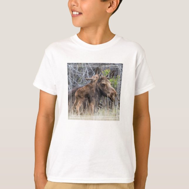 Nyfödd Älgkalv Smeker sin Mor T Shirt (Framsida)