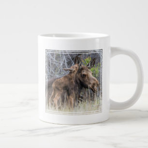 Nyfödd älgkalv som nosar på sin mamma jumbo mugg