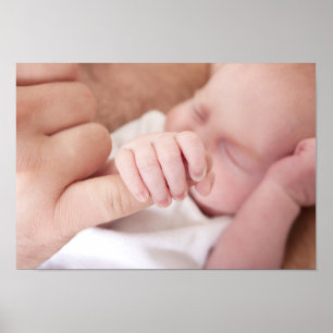 nyfödd baby-anläggning i far finger poster