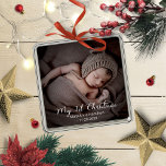 Nyfödd Baby-foto, min första jul Julgransprydnad Metall<br><div class="desc">Enkelt underbart prydnadsämne i baby första julen. Enkel att anpassa med din information. Kontakta mig via chatta om du har frågor om teckningen eller behöver anpassa den. OBS! Kontakta Zazzle Customer Care direkt https://help.zazzle.com/hc/en-us/articles/221463567-How-Do-I-Contact-Zazzle-Customer-Support- om du behöver hjälp med beställningar,  frakt,  produktinformation osv.</div>