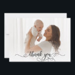 Nyfödd Baby Fotomodern Calligraphy Tack<br><div class="desc">Simple Modern Elegant Calligraphy Script Photo Newborn Baby Tack Birth Announcement Card. Har en vacker "tack"-text i ett handskrivet fotoövertäckningsskript för calligraphy swash svan-teckensnitt. Förskapat personligt meddelande på baksidan i svartvitt. Underbar för flicka eller pojke. Enkel att anpassa med ditt baby-foto och din information.</div>