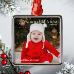 Nyfödd Baby-julfoto Elegant Christian Julgransprydnad Metall<br><div class="desc">Elegant julprydnad med en vacker bibelvers om Jesus i vit kursiv typografi. För oss föds ett barn. Isaiah 9:6. En underbar nyfödd helgdag-gåva från baby med ett foto under religiösan på framsidan. Lägg till ditt barns andra foto på baksidan tillsammans med ditt helgdag-meddelande.</div>