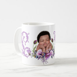 Nyfödd baby med hudfärg LOVE Lila blommor Kaffemugg