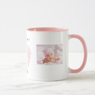 Nyfödd bebis fötter och foto kaffekopp
