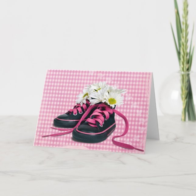 Nyfödd bebis Girl Daisys in Sneakers Card Kort (Framsida)