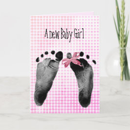 Nyfödd bebis Girl Footprint på Gingham Kort