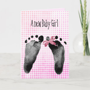 Nyfödd bebis Girl Footprint på Gingham Kort