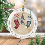 Nyfödd bebis Keepsaké Watercolor Family Stockings Julgransprydnad Keramik<br><div class="desc">Speciell prydnad för nyfödd bebis under julsäsongen med vår vackra och festliga gravid under julen gör helgdag ornament. Vår design har våra handmålade vattenfärger som mönster hänger på julklappar i rött, grönt och svart. Var och en av julklumparna anpassas till föräldrarnas namn. Den svarta ladugården i mitten är skriven med...</div>