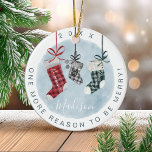 Nyfödd bebis Keepsaké Watercolor Family Stockings Julgransprydnad Keramik<br><div class="desc">Speciell prydnad för nyfödd bebis under julsäsongen med vår vackra och festliga gravid under julen gör helgdag ornament. Vår design har våra handmålade vattenfärger som mönster hänger på julklappar i rött, grönt och svart. Var och en av julklumparna anpassas till föräldrarnas namn. Den svarta ladugården i mitten är skriven med...</div>