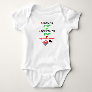 Nyfödd bebis kramar och pussar - Så roligt T Shirt