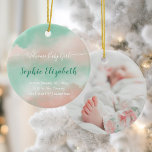 Nyfödd foto i Baby Namn Julgransprydnad Keramik<br><div class="desc">Personlig födelsestatus och elegant-skript namn med söt baby fotoornament i söt blandning av  rosa moln och pastellturkos grönt himmel idealisk för skapande av varm och mysigt atmosfär under nyfödans första jul. Denna vismliga keepé är modern och elegant för att säga "Välkommen flicka" i helgdag.</div>