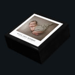 Nyfödd fotomodern Baby Minnesask<br><div class="desc">Ett nyfött foto från baby med baby namn och födelsestatus. Byt ut det här exempelfotot mot ett eget nyfödd bebis-foto. Märk den översta,  lackerade lådan med filt inuti. För baby-knappar eller andra små föremål.</div>