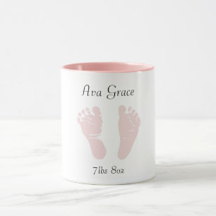 Nyfödda baby fötter kaffe kopp