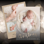 Nyfödda Photo Collage jul Birth Notice<br><div class="desc">Sött helgdag Tema tillkännagivande för födelse har ditt favoritfoto på framsidan med God jul och namn i hälsning. Din baby födelsetal och 3 foton på baksidan. Ändra bakgrunden färg på baksidan med Redigera verktyg.</div>