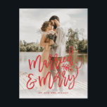 Nygift julfoto i rött helg vykort<br><div class="desc">Gör ett fantastiskt intryck denna höst med det här stilrena julkortet med ett foto och texten "nyskild och glad" i ett chic rött skrivstil. Perfekt för det nygifta paret att använda som bröllopsannons eller tackkort under högtiderna. Lägg till din egen personliga hälsning på baksidan. Handla i vår webbutik för fler...</div>