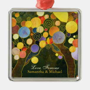 Nygift person kopplar ihop bröllopgåvaprydnaden: julgransprydnad metall