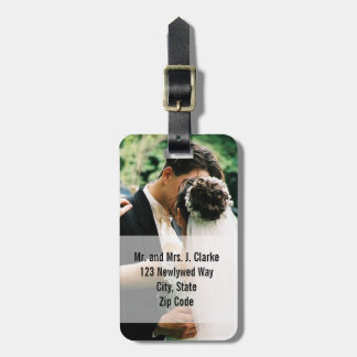 Nygift person som gifta sig märkre för bagagebricka