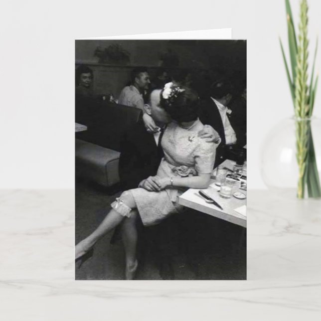 nygift person som kysser på en resturaunt kort (Framsida)