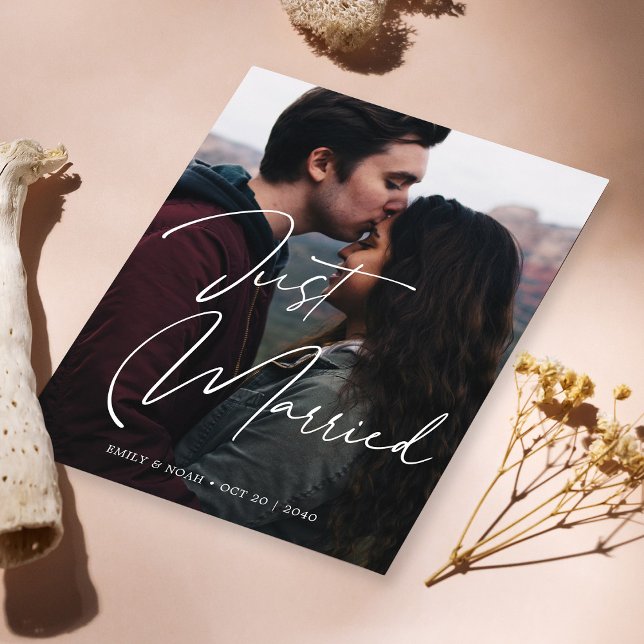 Nygifta Elegant Handstilat Bröllopsfoto Meddelande (Just Married Elegant Hand Lettering Wedding Photo Announcement)