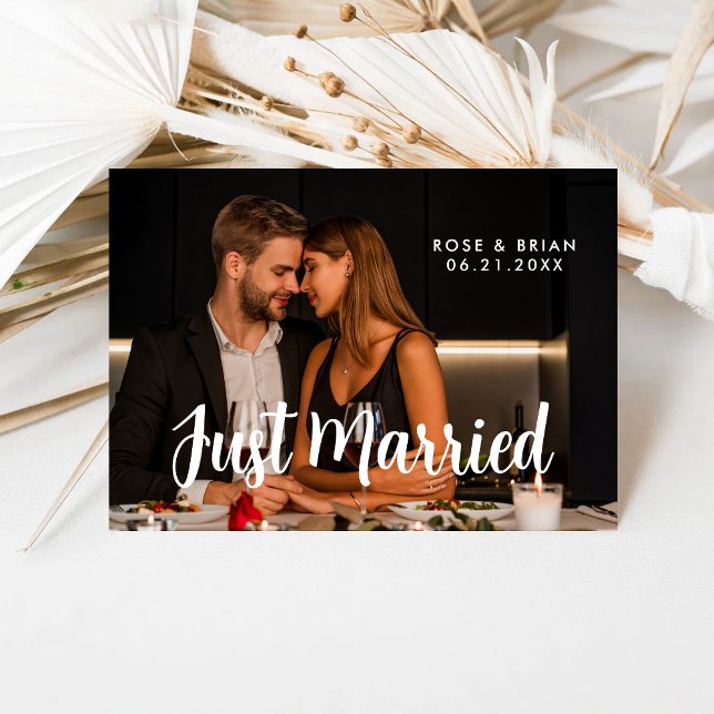 Nygifta Elegant Romantisk Bröllopsfotokort Meddelande (Elegant romantic wedding photo cards share your just married joy with timeless style.)