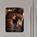 Nygifta Första Julen Glad & Gift Foto Magnet<br><div class="desc">Elegant och romantisk virvlande kalligrafi bokstavsstil med ett foto. För mer avancerad anpassning av denna design,  vänligen klicka på den BLÅA DESIGNKNAPPEN ovan!</div>