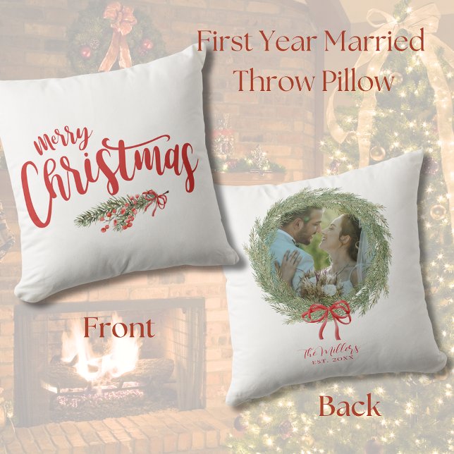 Nygifta God Jul Foto Tallkrans Kudde (Newlywed Merry Christmas Photo Pine Wreath Throw Pillow)
