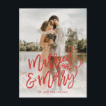 Nygifta julen firar - Nybröllops julfoto i rött Helg Vykort<br><div class="desc">Gör ett fantastiskt intryck denna höst med detta stilrena vykort med en stor bild och texten "gifta och glada" i ett chic rött typsnitt. Perfekt för det nygifta paret att använda som bröllopsannons eller tackkort under högtiderna. Lägg till din egen personliga hälsning på baksidan. Handla i vår webbutik för fler...</div>