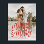 Nygifta julen foton Röd Helg Vykort<br><div class="desc">Gör ett fantastiskt intryck denna höjdsäsong med detta stilrena helsides julkort med "nygifta och glada" i ett chic rött skrivstil. Perfekt för det nygifta paret att använda som bröllopsannons eller tackkort runt högtiderna. Lägg till din egen hälsning på baksidan. Handla i vår webbutik för fler delar i denna design!</div>