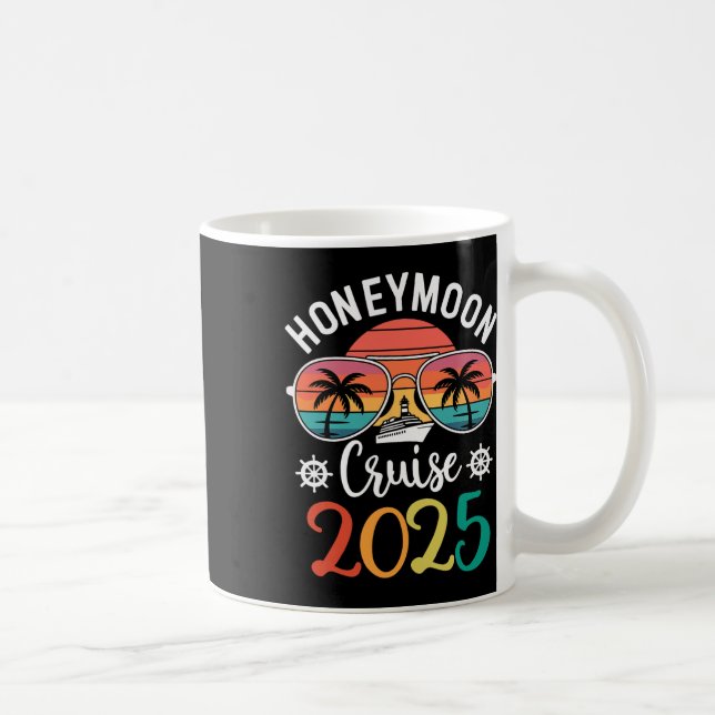 Nygifta Matchande Par Honungsmåns Kryssning 2025 Kaffemugg (Höger)